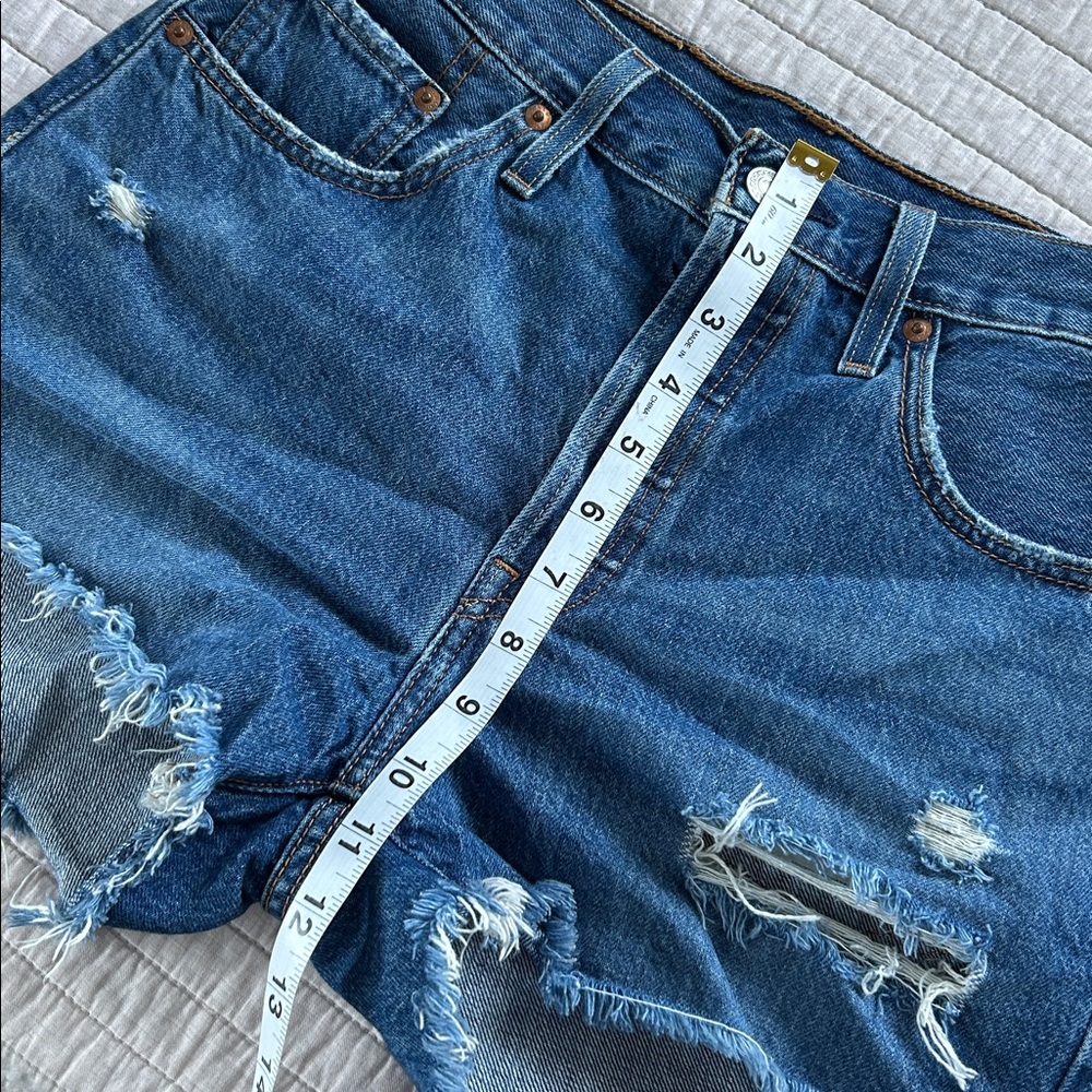 Leviβs 501 med dark distressed, cut off classic denim jean shorts 27β - Picture 3 of 10